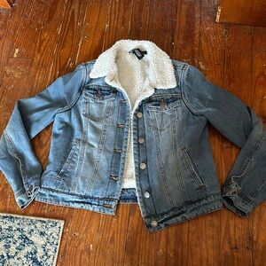 Jean jacket with fur collar